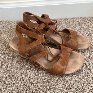 Strappy vionic sandels